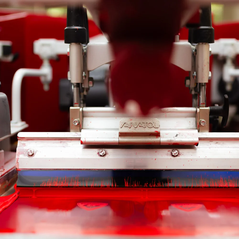 Mașină serigrafie Anatol în timpul imprimării pe material