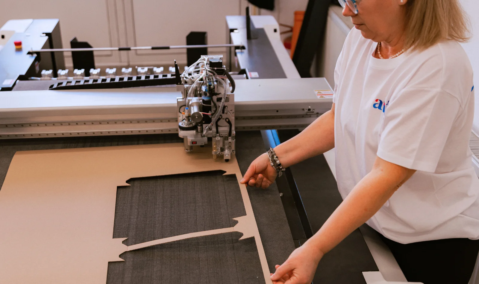 Operator Antel Print la mașina de tăiat materiale CNC - Antel Print