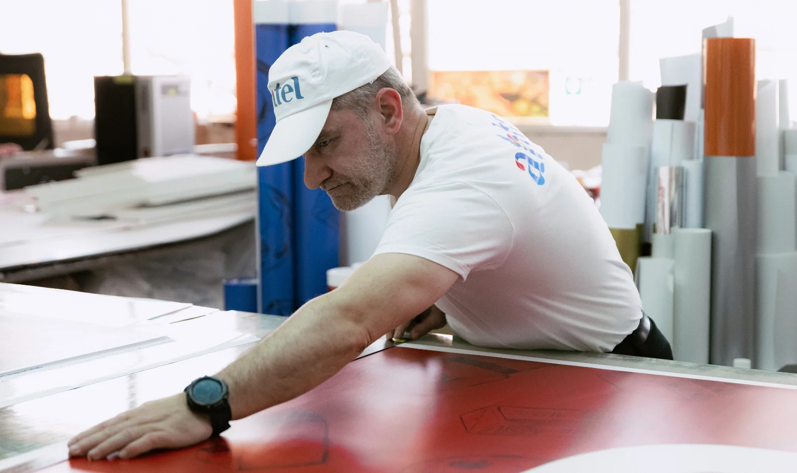 Operator Antel Print verifică manual banner producție publicitară