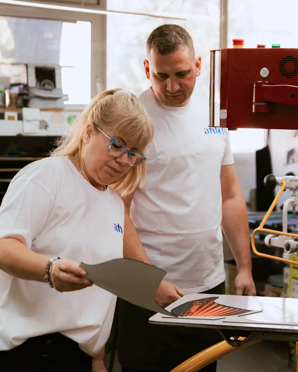 Operatori Antel Print verificând calitatea piesei serigrafiate - Antel Print