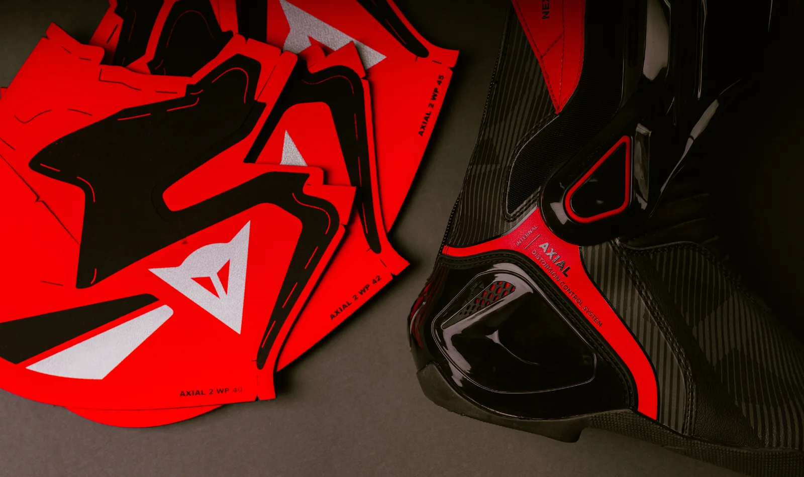 Piese serigrafiate Dainese Axial 2 WP alături de cizma finită - Antel Print