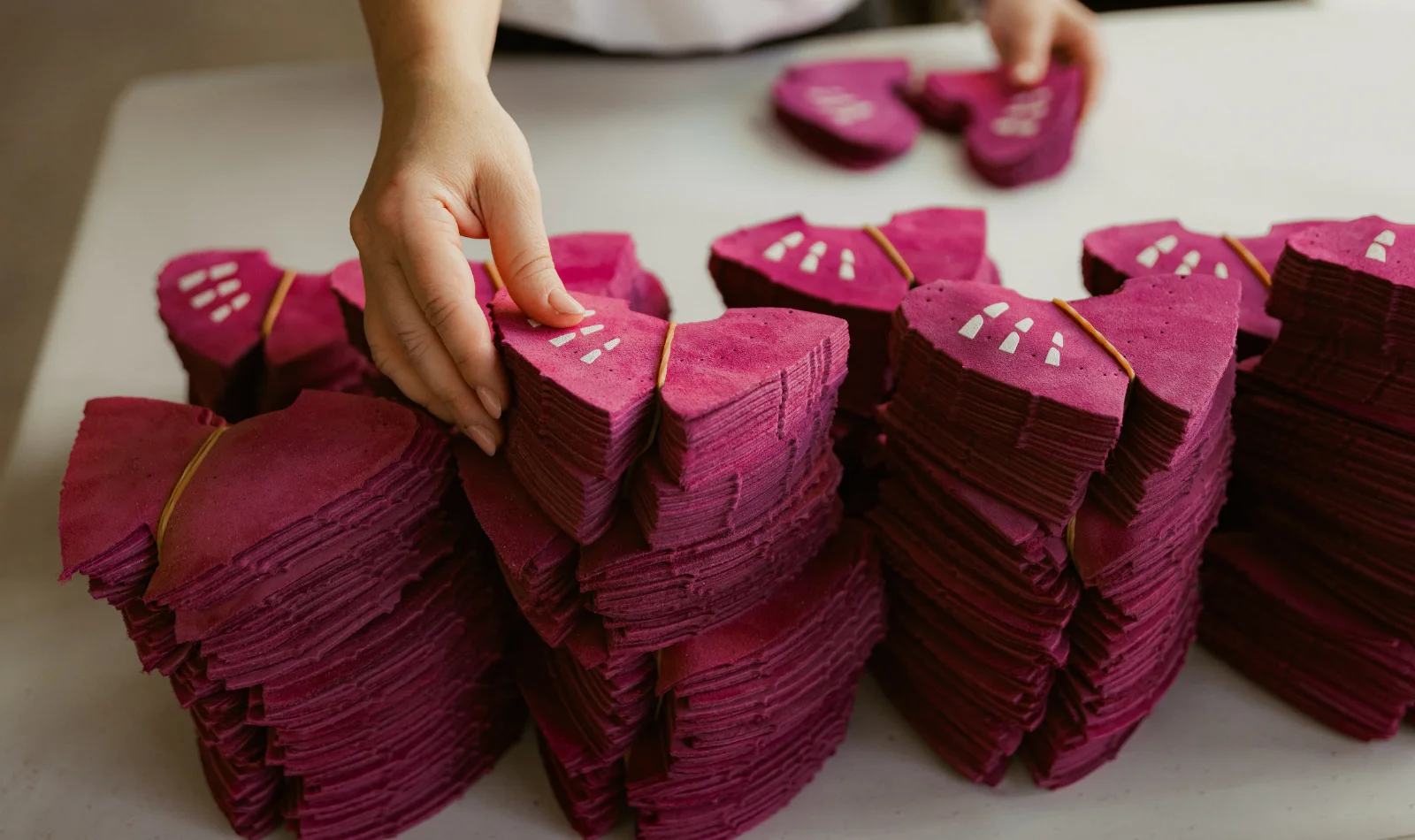 Piese serigrafiate roz grupate în pachete pentru livrare - Antel Print