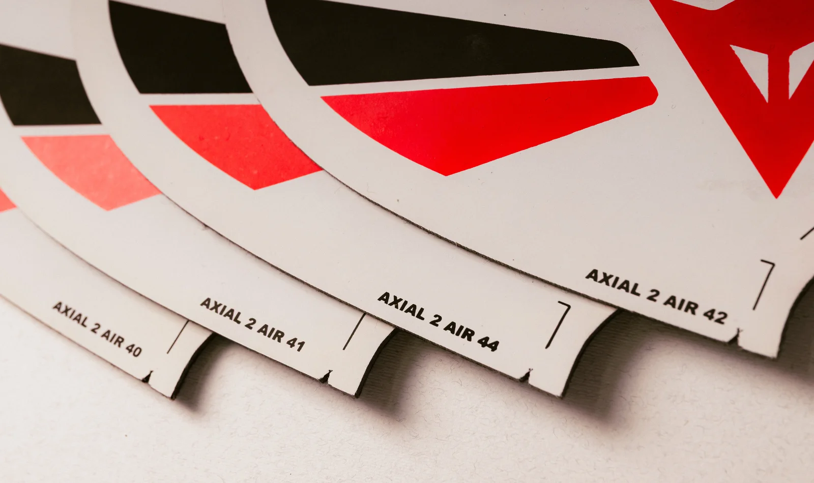 Șabloane serigrafie Dainese Axial 2 Air, fond alb cu roșu și negru - Antel Print