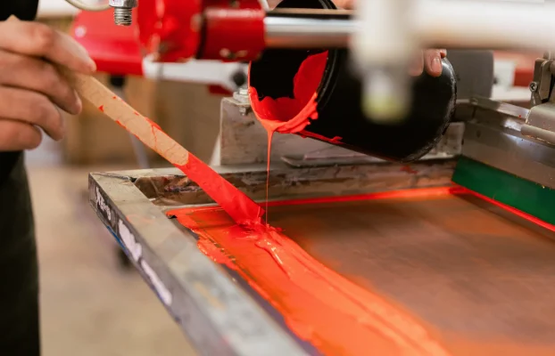 Serigrafie industrială: cum reducem costurile de imprimare a materialelor