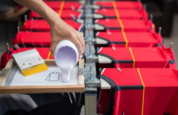 Serigrafie sau Transfer Termic – ce serviciu se potrivește business-ului tău?