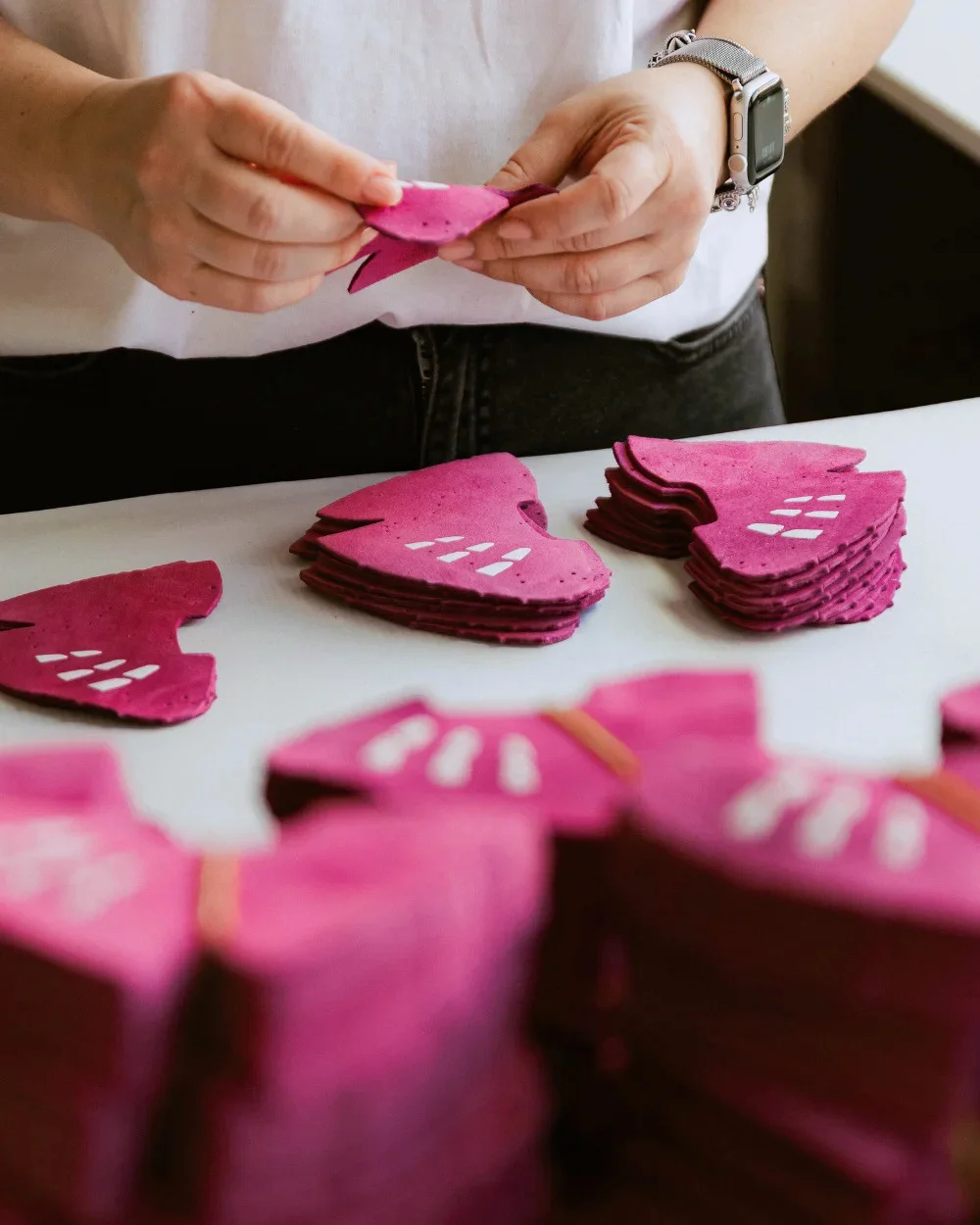 Sortare piese serigrafiate roz în tiraj mare - Antel Print