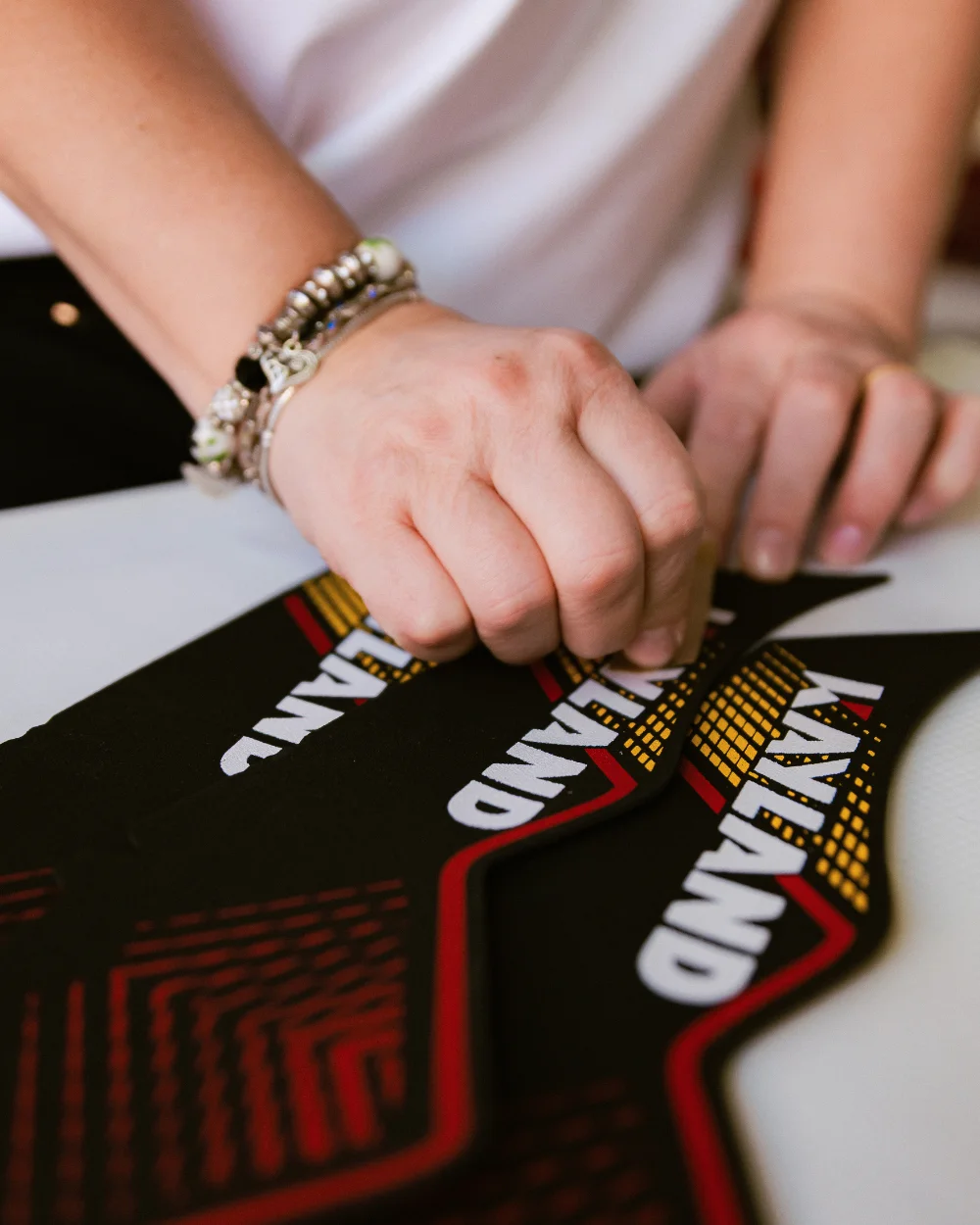 Verificare manuală autocolant serigrafiat Knyland negru cu auriu - Antel Print