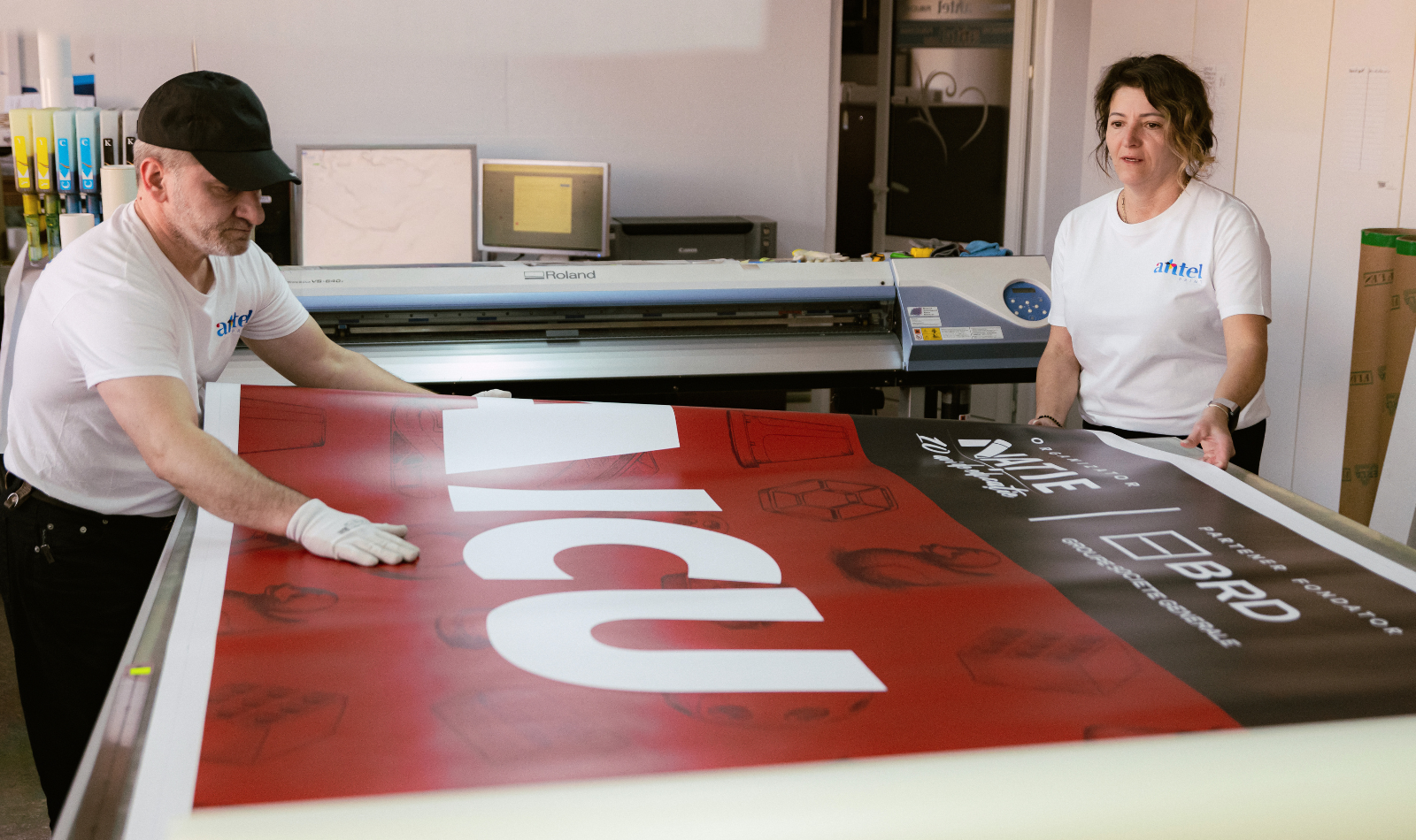 Echipă preluare banner producție publicitară