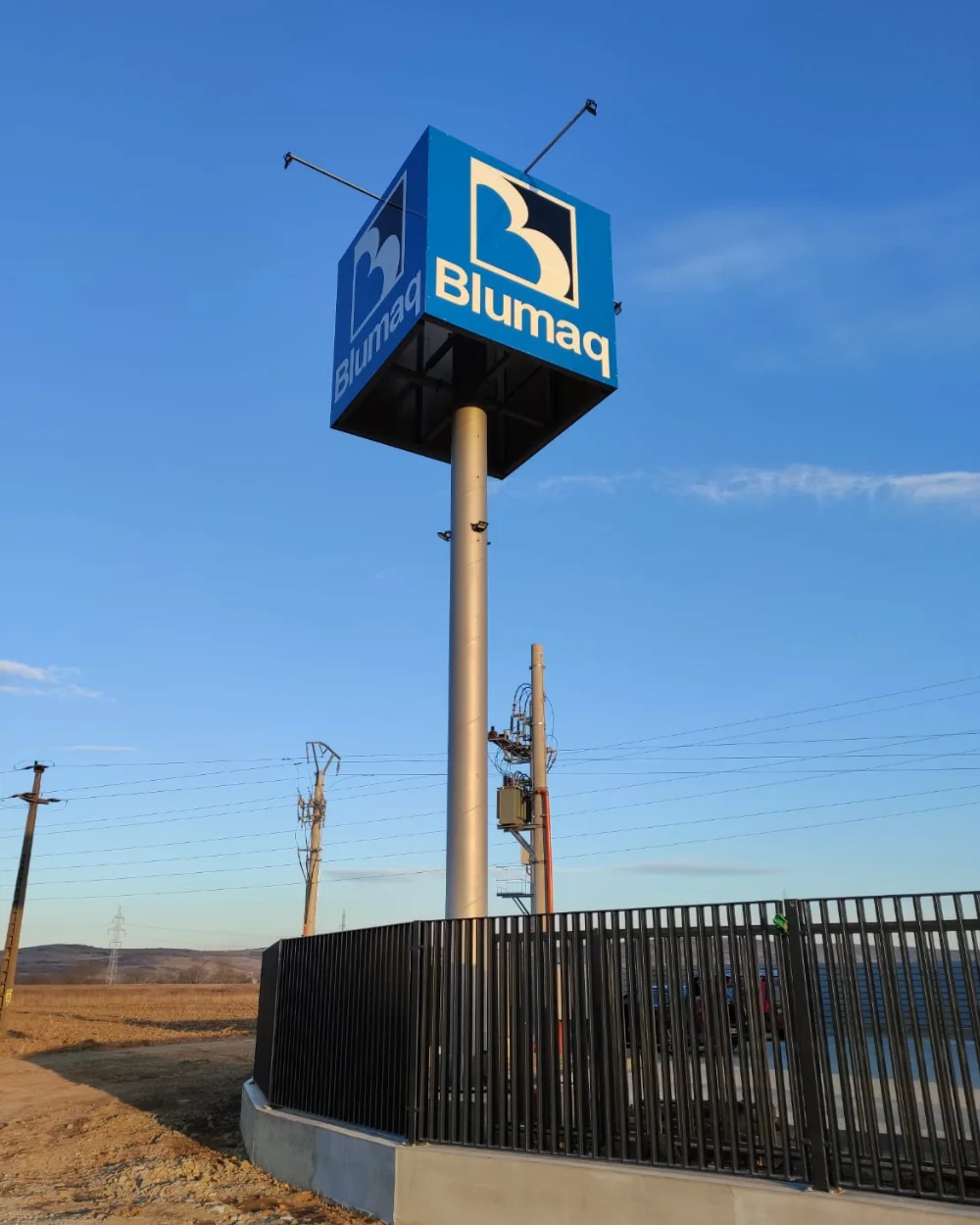 Totem publicitar albastru Blumaq montat stâlp înalt exterior - Antel Print