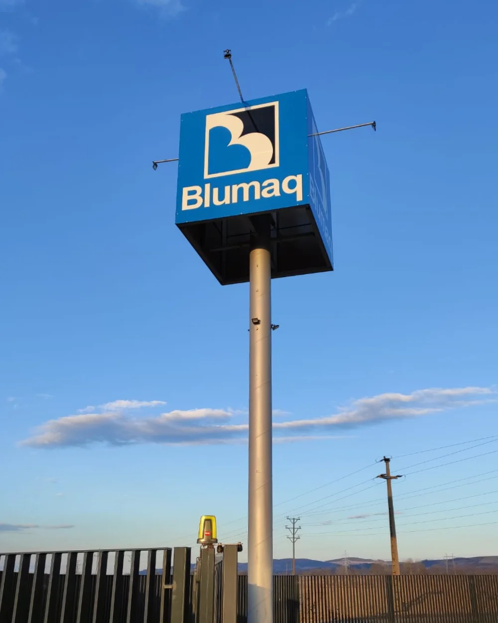Totem publicitar iluminat exterior firmă Blumaq pe stâlp - Antel Print
